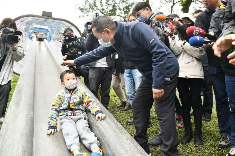 康誥坑公園納入天空之城特色增設城堡意象共融遊戲組。   圖：新北市新聞局提供