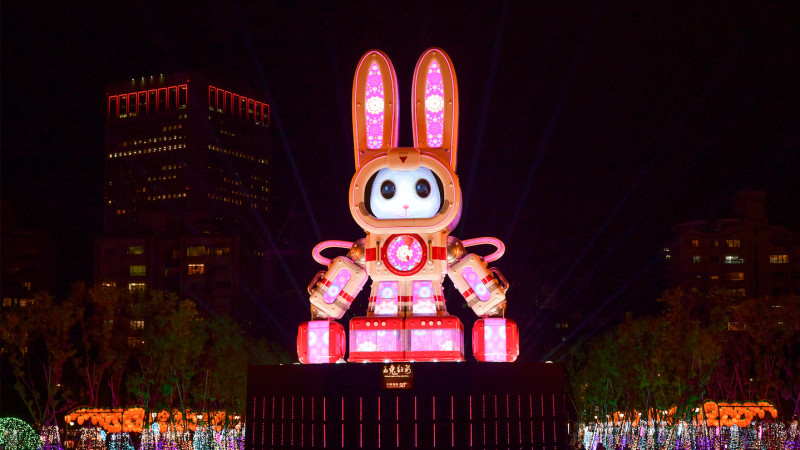 2023台灣燈會今天舉行贈燈儀式，22公尺高的主燈「玉兔壯彩」亮相，明天元宵節晚間7時，將由總統蔡英文正式點亮主燈。   圖：台灣燈會