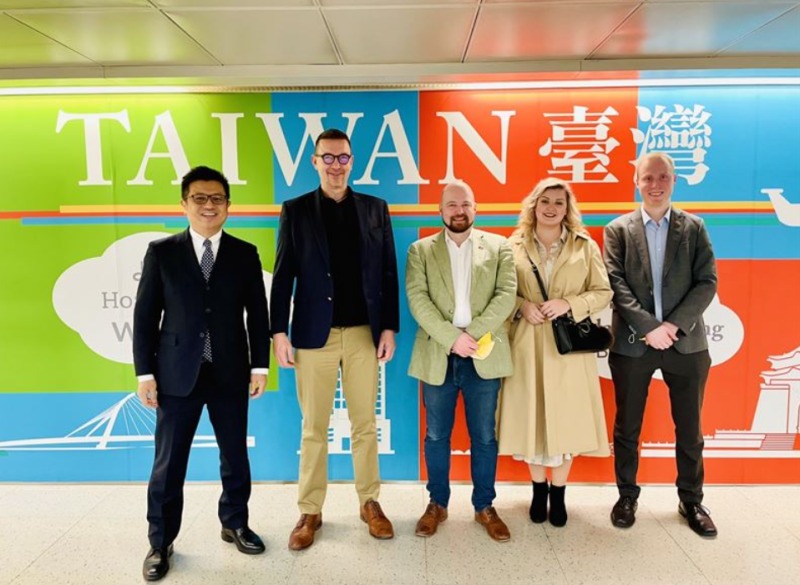 外交部台灣美國事務委員會副秘書長劉拓(左一)歡迎「芬蘭國會友台小組訪問團」。   圖：外交部提供