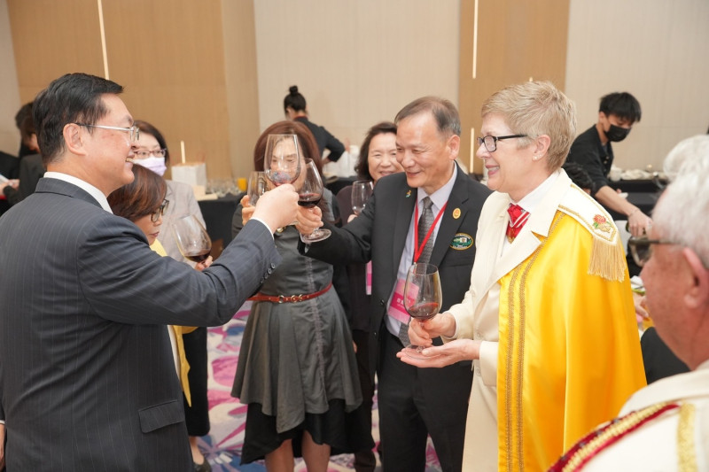 羅達生(左一)代表市長陳其邁歡迎訪.賓。   圖：高雄市行政暨國際處/提供
