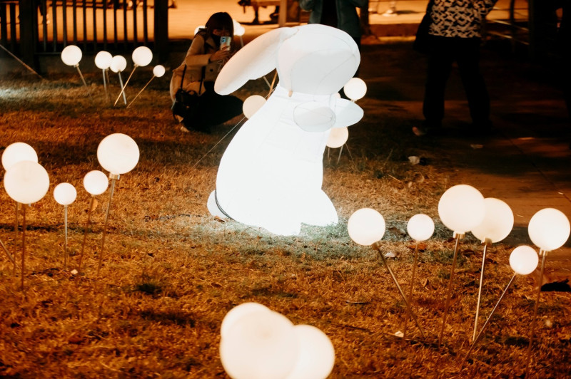 蓮潭燈會作品兔幾兔幾。   圖：高雄市觀光局/提供