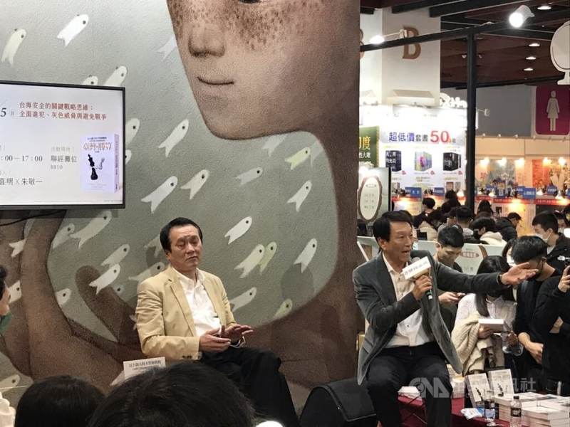 前參謀總長李喜明（右）今天參加台北國際書展，以「台海安全的關鍵戰略思維」為題與中研院院士朱敬一（左）進行對談。   圖：中央社提供