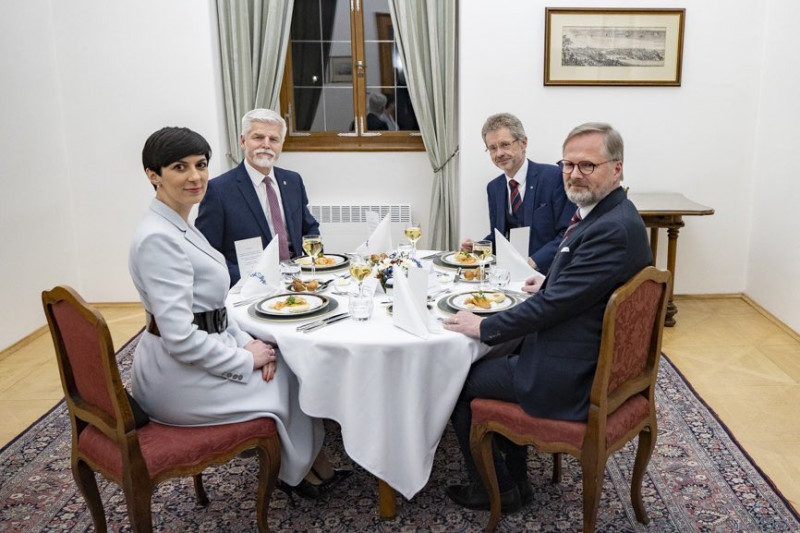 捷克眾議院議長阿達莫娃（左起）日前與總統當選人帕維爾、參議院議長韋德齊等人，首次召開工作會議，3巨頭隱然成形。   圖：翻攝自阿達莫娃推特