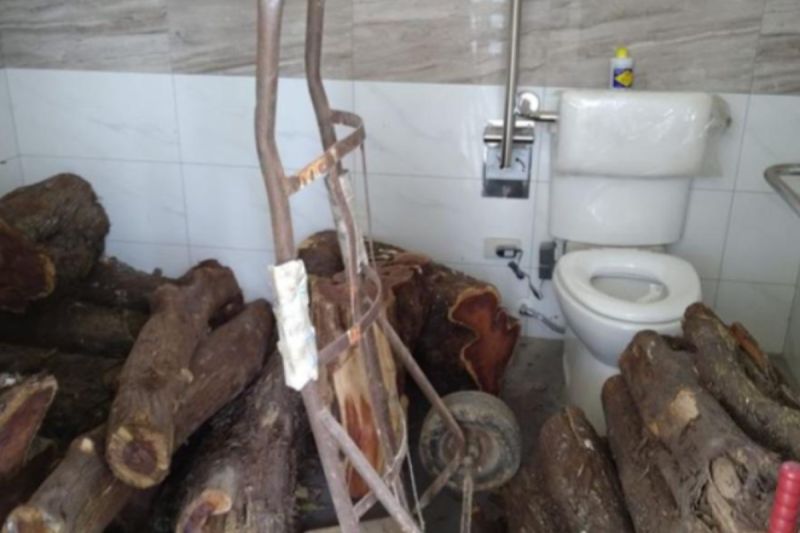 男子在南投仁愛國小的無障礙廁所中看見滿滿的木頭。   圖／臉書社團《路上觀察學院》