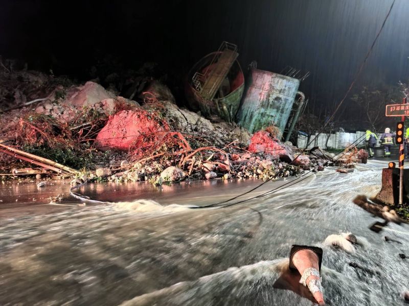 台2甲線往金山方向4公里處，5日晚間發生大規模土石坍方意外。   圖／翻攝畫面