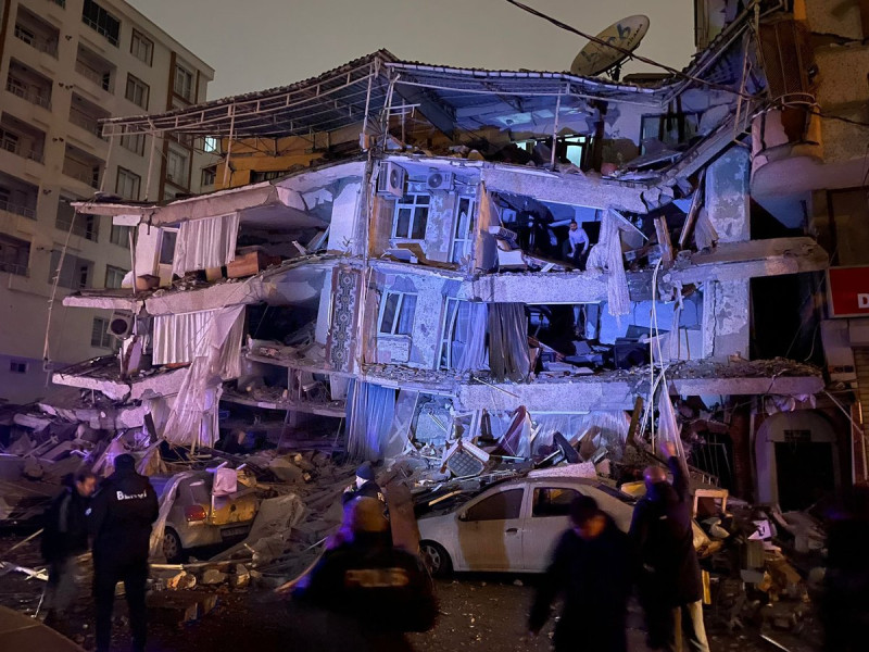 土耳其突如其來的強震導致數百棟建築倒塌，目前至少440人受傷，76人喪命。   圖：翻攝自@omarsuleiman504 Twitter