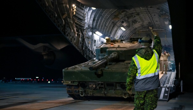 加拿大援助烏克蘭的第1輛「豹2」主戰坦克日前已空運抵達波蘭。   圖：翻攝@AnitaAnandMP推特