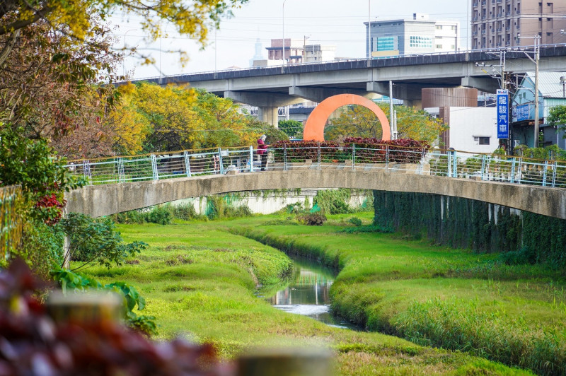 鴨母港溝整治之後綠意盎然。   圖：新北市水利局提供