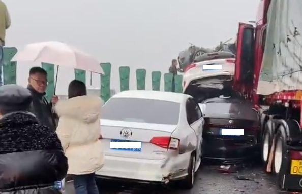 「許廣高速公路」在發生追撞事故後，小車跟大車「堆疊」在一起   圖：翻攝自《封面新聞》