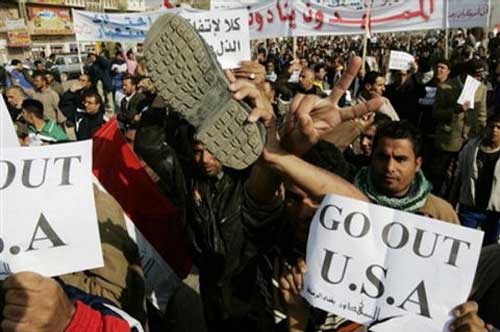 2013年，伊拉克民眾走上街頭遊行示威，抗議發起伊拉克戰爭的美國卸任總統小布希到訪。據說，在阿拉伯社會，向別人展示鞋底是一種極不尊重他人的行為。   圖：翻攝網路(資料照片)
