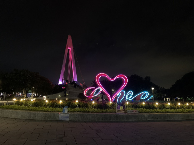 情人橋夜間景緻。   圖：新北市漁業處提供