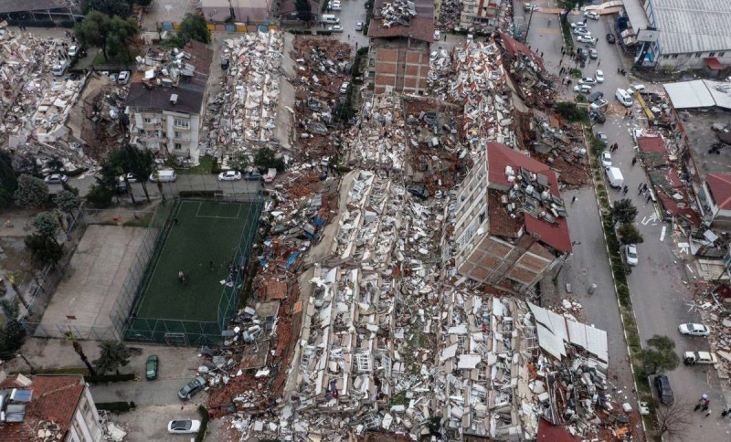 強震導致數百棟建築崩塌，許多來不及逃命的人遭埋於瓦礫堆下，生死未卜。   圖：翻攝自@NiKiTa_32156 Twitter