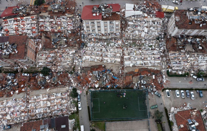 土耳其災難和應急管理署此前表示，地震期間至少造成 5,606 座建築物倒塌，19,574 名救援人員正展開救災工作。   圖 : 翻攝自中新網