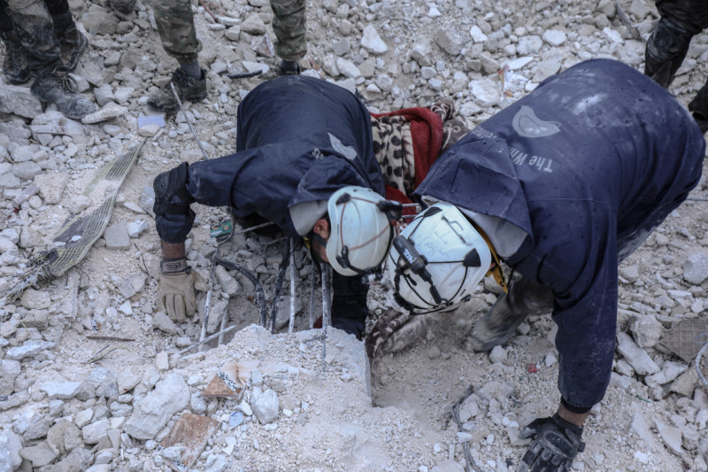 土耳其強震造成重大傷亡，救難人員徒手挖掘受困者。   圖 : 翻攝自中新網