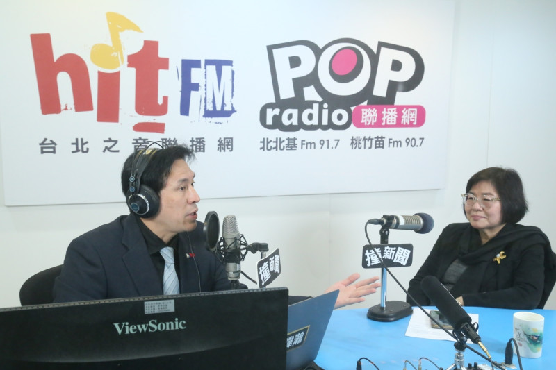 國民黨台北市黨部主委黃呂錦茹（右）接受廣播主持人黃暐瀚（左）專訪。   圖：POP radio《POP撞新聞》製作單位 / 提供
