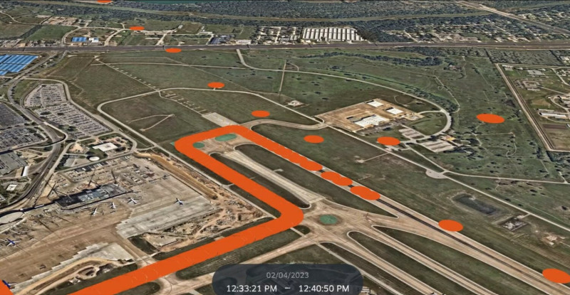Flightradar24分析飛行路線，上方橘點為聯邦快遞貨機，下方橘線為西南航空客機。   圖:翻攝自推特/Flightradar24