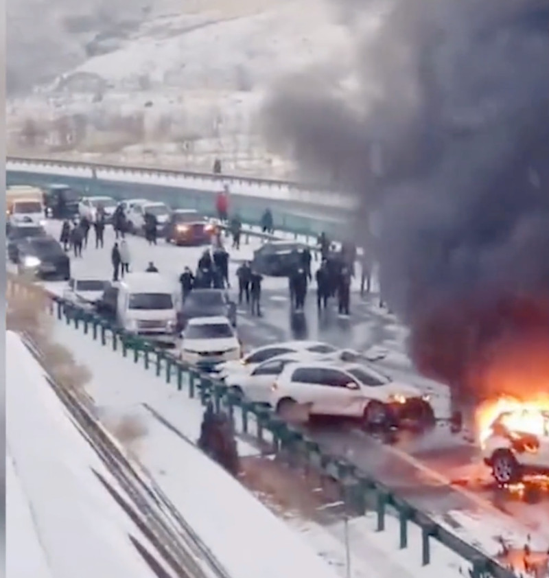 中國甘肅蘭州一條城際快速道路因大雪導致多起交通事故，其中一處路段有 30 餘輛車相撞，導致部分車輛起火。據悉，事故造成的傷亡數仍待釐清。   圖：截自「豫視頻」