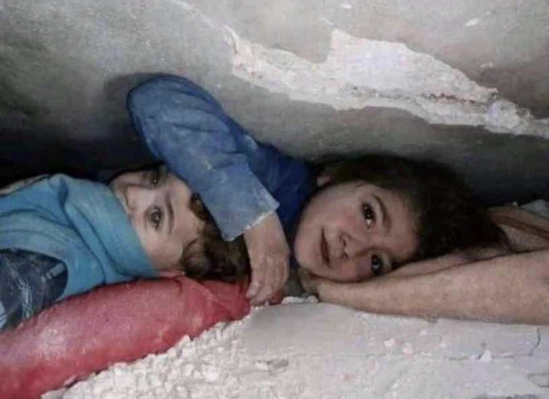 敘利亞7歲女孩在瓦礫下用胳膊保護弟弟 17 小時後奇蹟獲救   圖：翻攝自推特
