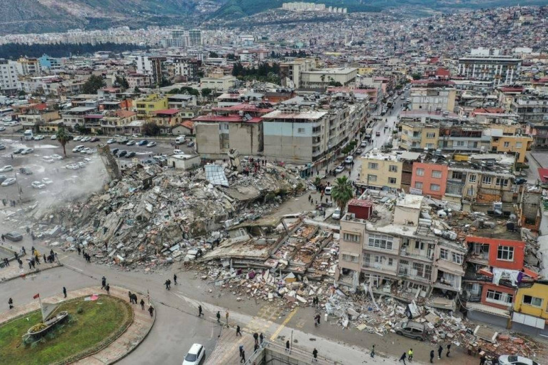 土耳其及敘利亞交界地區6日發生規模7.8強震，兩國統計罹難人數已突破萬人。   圖：台灣雷伊漢勒世界公民中心／提供