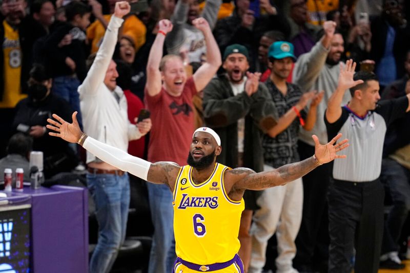 「詹皇」LeBron James今(8)日正式打破由「天勾」Kareem Abdul-Jabbar所保持39年的NBA歷史總得分紀錄。   圖／美聯社／達志影像