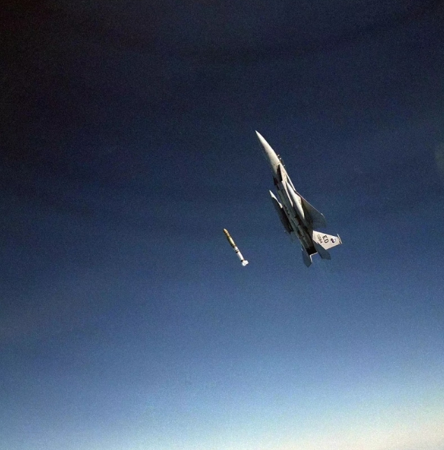 美國軍機F-22發射響尾蛇飛彈擊落中國氣球。 圖 : 翻攝自US Airforce