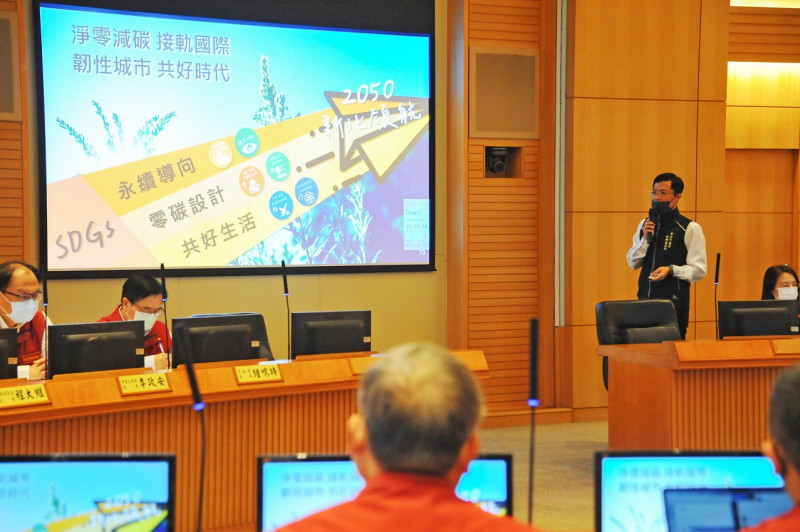 城鄉局長黃國峰於市政會議報告永續城鄉淨零減碳策略。   圖：新北市城鄉局提供