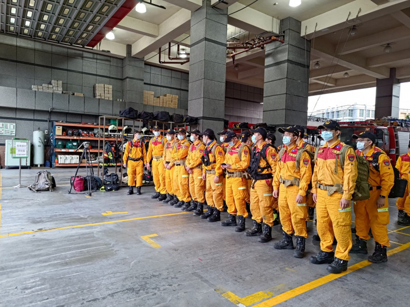 臺北市決定派遣28名搜救隊人員、2隻搜救犬（Sato、Hugo）與2名榮總醫護人員共計30人前往救災。   圖：取自台北市政府消防局臉書