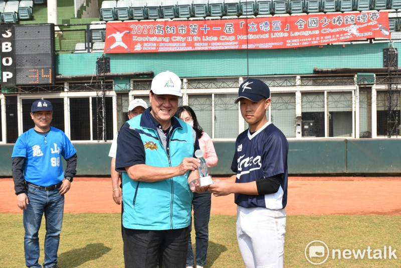 仁川南洞鄭宰旭(右)從學生棒球聯盟理事張惠通手中接下打擊獎第一名。   圖：孫家銘攝