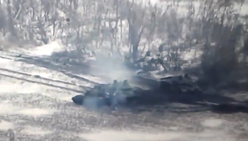 3 輛俄羅斯坦克在烏東頓內茨克州行徑時，輾過反坦克地雷被當場炸毀。   圖:翻攝自推特/Ukraine Weapons Tracker