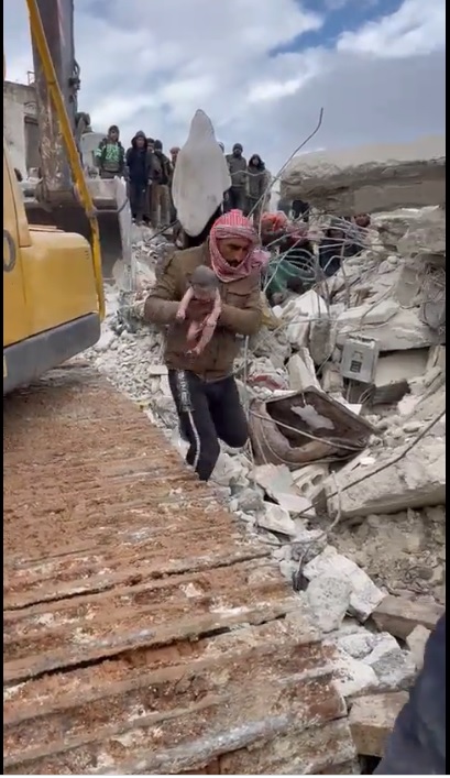敍利亞強震後10小時，當地時間8日上午，救難人員在東北部小鎮Jandaris瓦礫堆中，順利救出1名剛出生、連臍帶都還沒剪斷的女嬰，影片已經在網路瘋傳。   圖：翻攝自Abbie Cheeseman推特