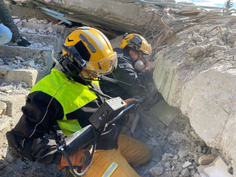 台灣搜救隊在土耳其當地時間2月8日15時40分，透過生命探測器在倒塌建築下聽到微弱聲音，發現1名受困女子。   圖：取自消防署臉書