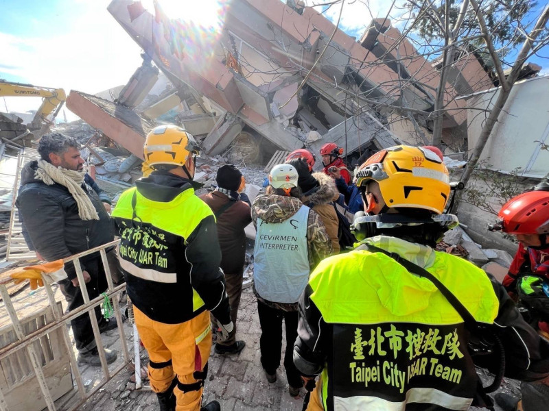 台灣搜救隊與土耳其當地救援團隊一同合作，成功在震後50小時救出一名受困於倒塌房屋下的女子。   圖：取自消防署臉書