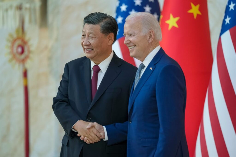 中國與美國將批准，美中客運航線增班 1 倍。圖為中國領導人習近平(左)與美國總統拜登(右)。   圖：翻攝白宮臉書