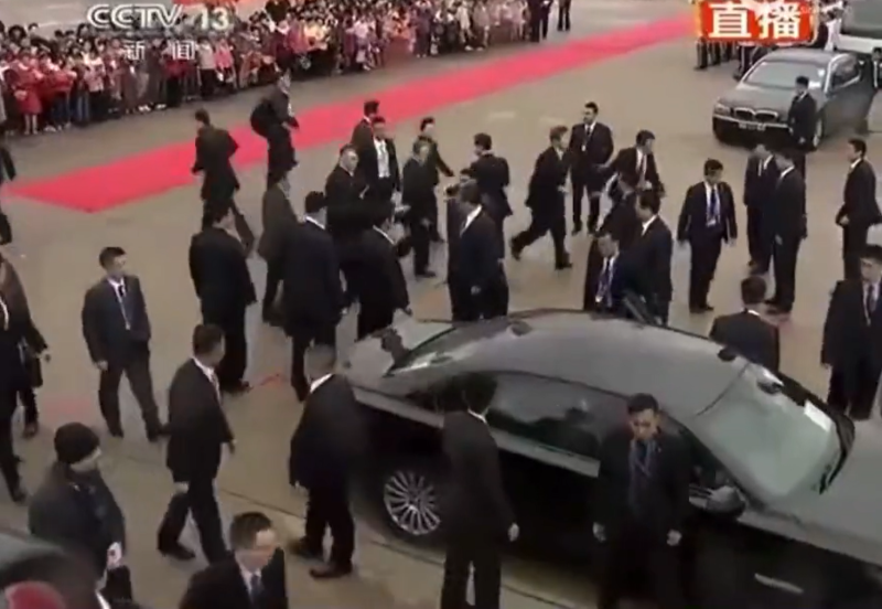 2014 年 12 月 19 日，中國國家主席習近平乘車前往澳門，並派出約 30 名隨扈跟隨。   圖: 擷取自@hellojixian推特影片