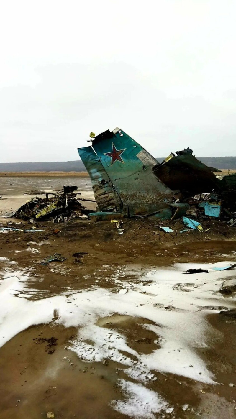 近日在哈爾科夫州，發現了一架俄軍 Su-34 戰鬥轟炸機的殘骸。   圖: 翻攝自 @UAWeapons 推特