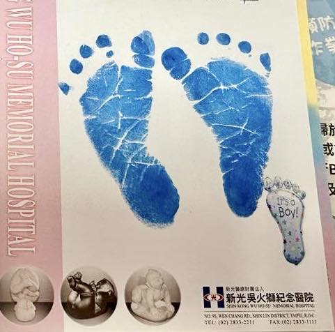 民眾黨立委吳欣盈在臉書分享產下男寶寶的喜悅，並分享寶寶的腳丫照。   圖：翻攝吳欣盈臉書