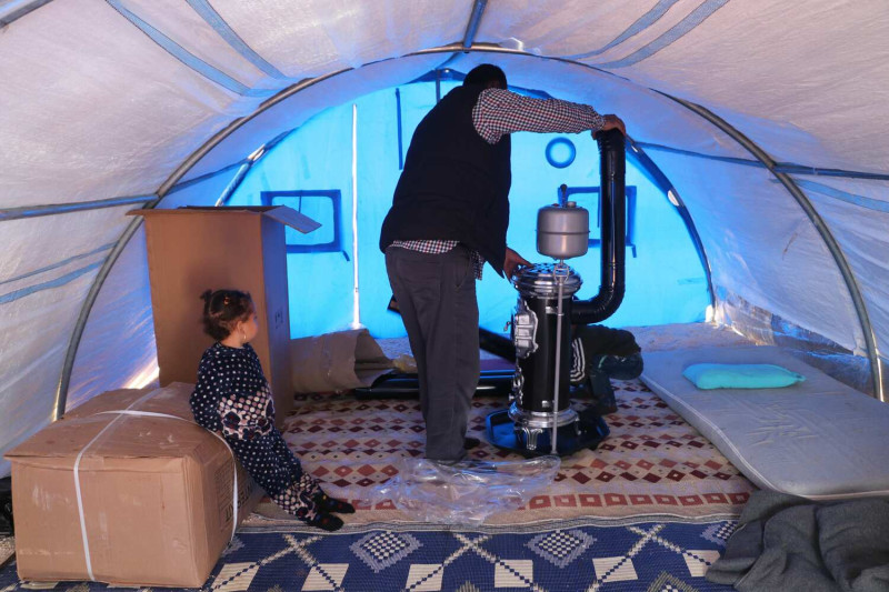 土耳其強震，世界展望會提供給薩納德與敘利亞人的禦寒帳蓬樣式內部。   圖：世界展望會提供