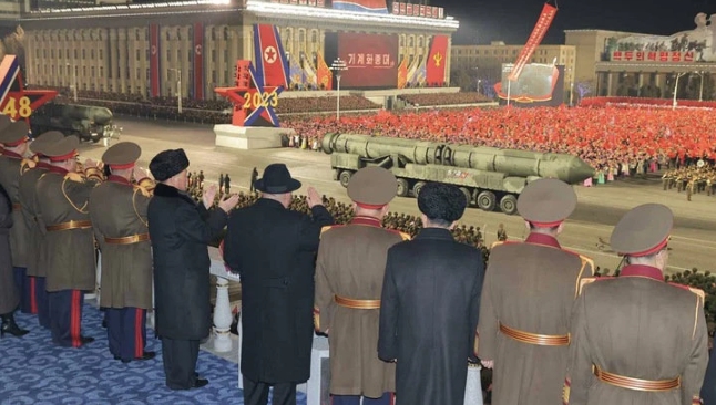 北韓領導今正恩率官員校閱軍隊。   圖 : 翻攝自勞動新聞