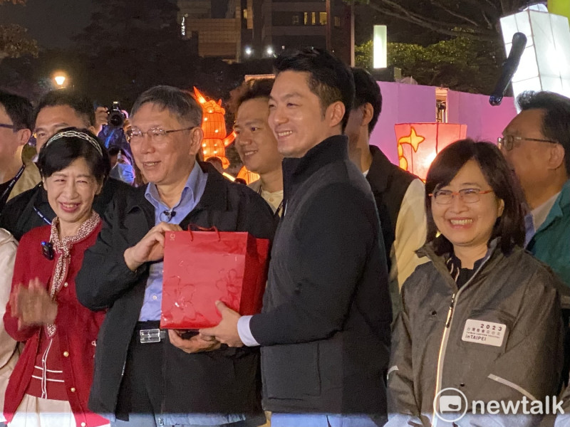民眾黨主席柯文哲今帶著妻子陳佩琪及民眾黨民代前往參觀台灣燈會，台北市長蔣萬安今晚現身歡迎。   圖：周煊惠 / 攝