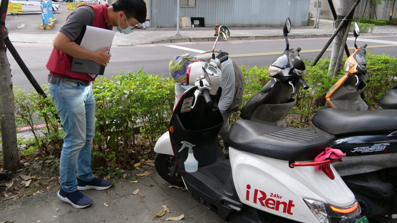 稽查共享機車檢修情形。   圖：新北市交通局提供