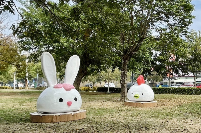 「兔高高の洞物派對」的可愛動物將移到蓮池潭兒童公園及壽山動物園。   圖：高雄市觀光局/提供
