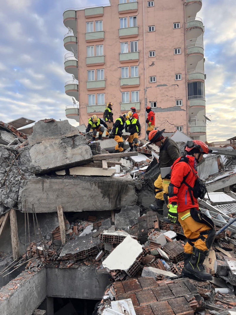 土耳其發生強震後，台灣是各國國際救援隊中動員速度最快、派遣人數最多的國家之一。   圖：翻攝消防署臉書