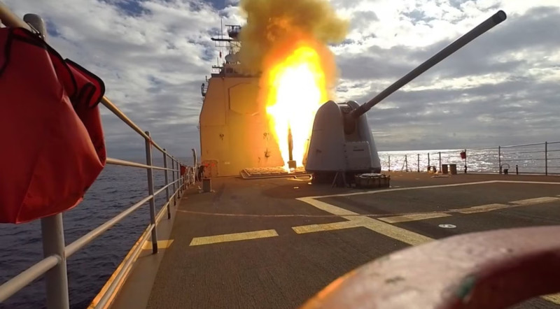 美國海軍「提康德羅加級」(Ticonderoga-class)飛彈巡洋艦「夏洛號(CG-67)」1月23日在菲律賓海美日聯合操演中，實射標準防空飛彈。   圖：翻攝U.S. Navy