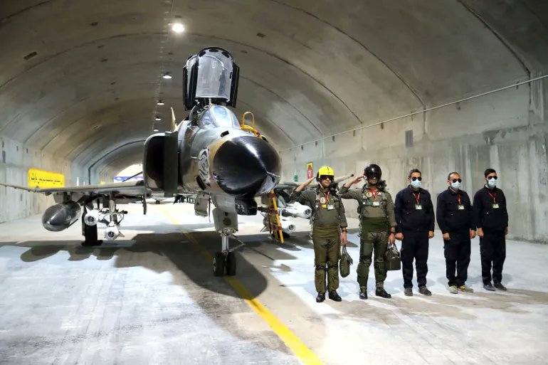 官方稱，伊朗Oghab 44隧道基地能夠儲放和操作戰鬥機和無人機，擁有多架配備遠程巡航導彈的戰鬥機。 圖: 翻攝自 @Don_Standeford 推特
