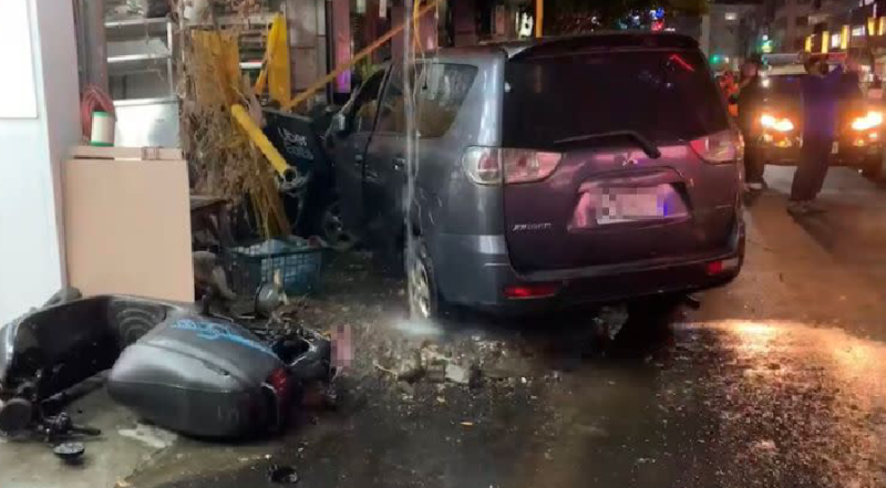 台中市南屯區昨(9)日晚間8點多發生嚴重車禍，駕駛自稱駕駛休旅車突癲癇發作失去意識才會整輛車衝撞。   圖：翻攝自記者爆料網