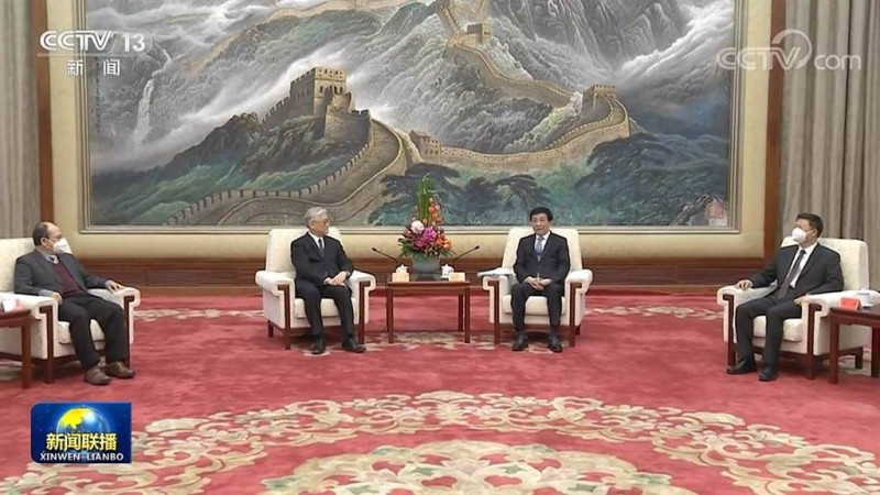 中國官媒央視在新聞聯播播出王滬寧會見夏立言一行人的畫面。   圖：翻攝央視