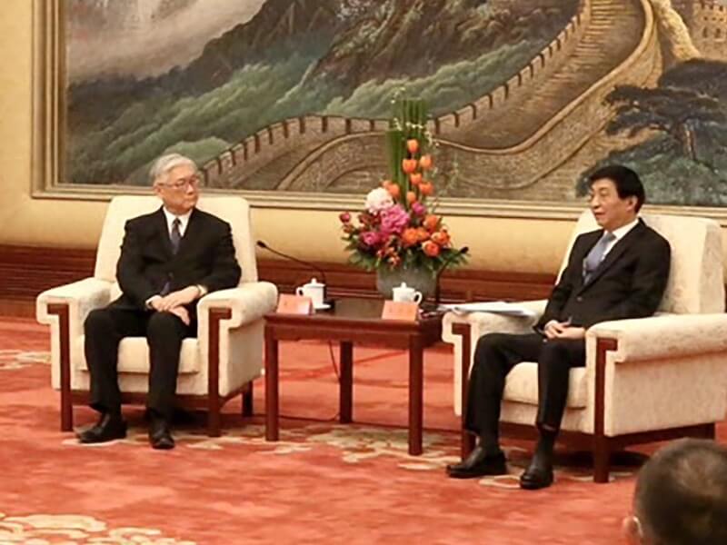 國民黨副主席夏立言（左）10日會見中共中央政治局常委王滬寧（右）。   圖：國民黨提供