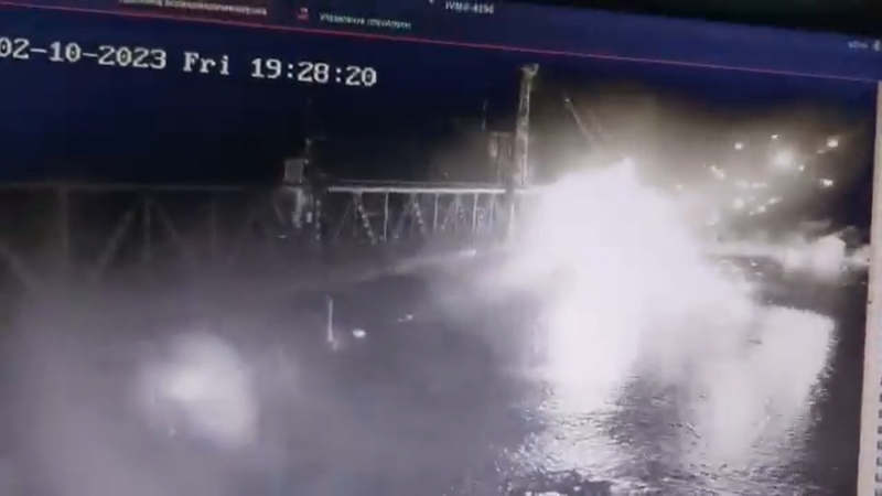 監控顯示，一艘無人艇從水面上高速駛過，在札托卡大橋引發爆發 。   圖: 翻攝自推特 @DagnyTaggart963