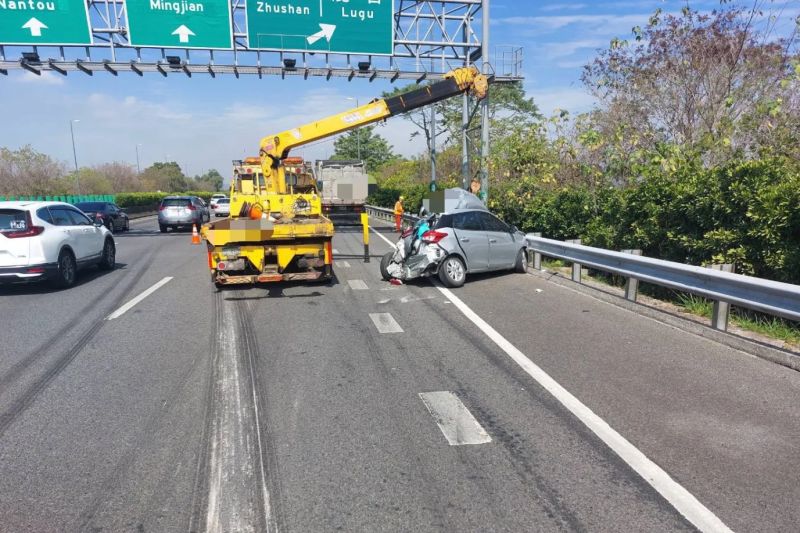 ▲國道3號北上244.1K竹山路段，今（11）日上午10點54分發生3車連環撞，轎車車尾全爛，車上3大1小送醫。（圖／翻攝自記者爆料網）   