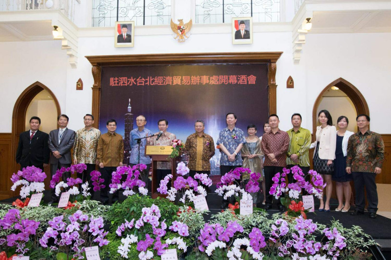 外交部雲嘉南辦事處處長蕭勝中分享2015年在印尼泗水(Surabaya)設立新的辦事處的經驗。   圖：外交部雲嘉南辦事處/提供